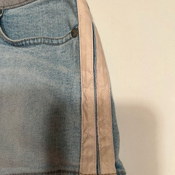 Buffalo David Bitton Womens Size 27 Medium Wash Mid Rise Cutoff Jean Shorts (D2) - Picture 3 of 6